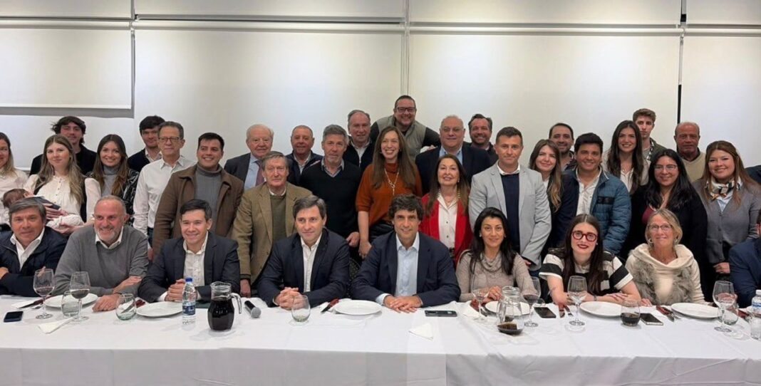Hernán Lacunza junto a dirigentes del PRO en la sede nacional del partido