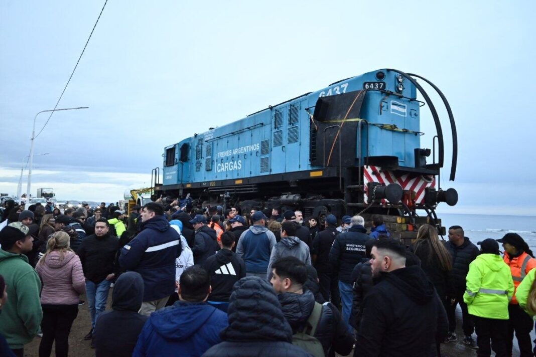 Locomotora de carga en la localidad de Jaramillo, Santa Cruz, para el proyecto de recuperación del ramal Puerto Deseado–Las Heras.