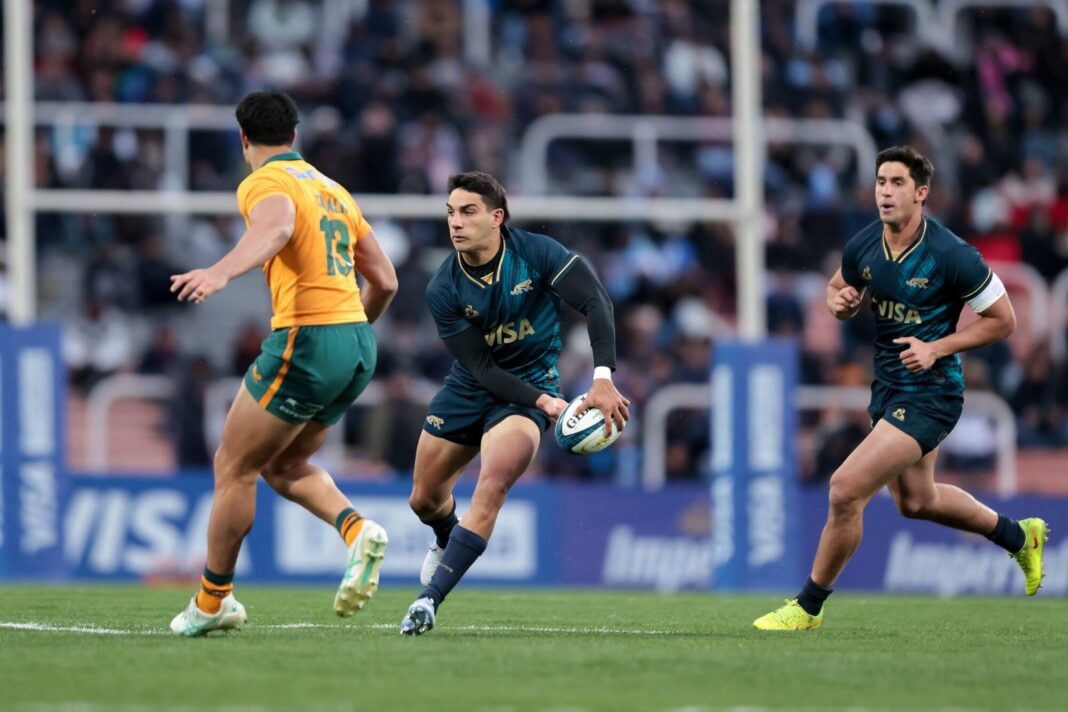 Jugadores de Los Pumas y Australia durante el partido en el estadio Malvinas Argentinas de Mendoza