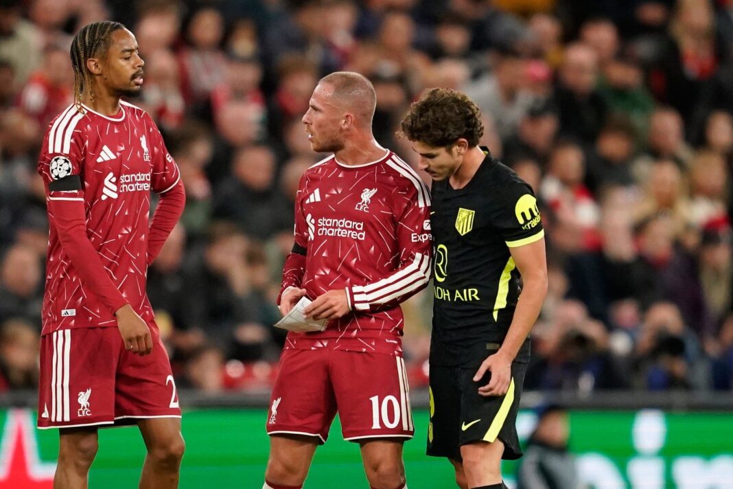 Alexis Mac Allister y Julián Álvarez durante el partido entre Liverpool y Atlético de Madrid
