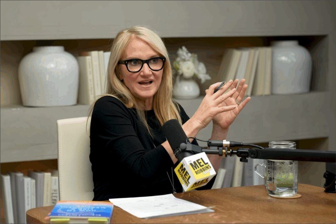 Mel Robbins, autora y experta en crecimiento personal