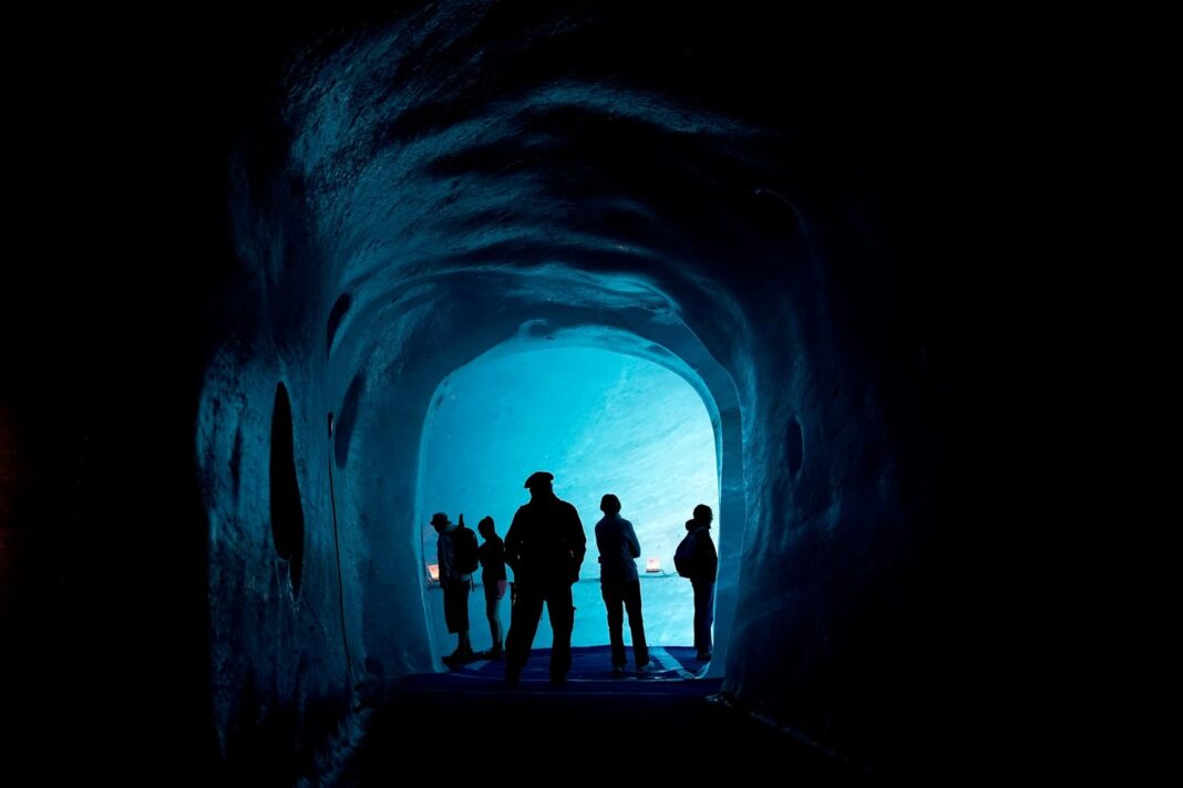 Vista del glaciar Mer de Glace en los Alpes franceses con visitantes observando las estructuras de hielo