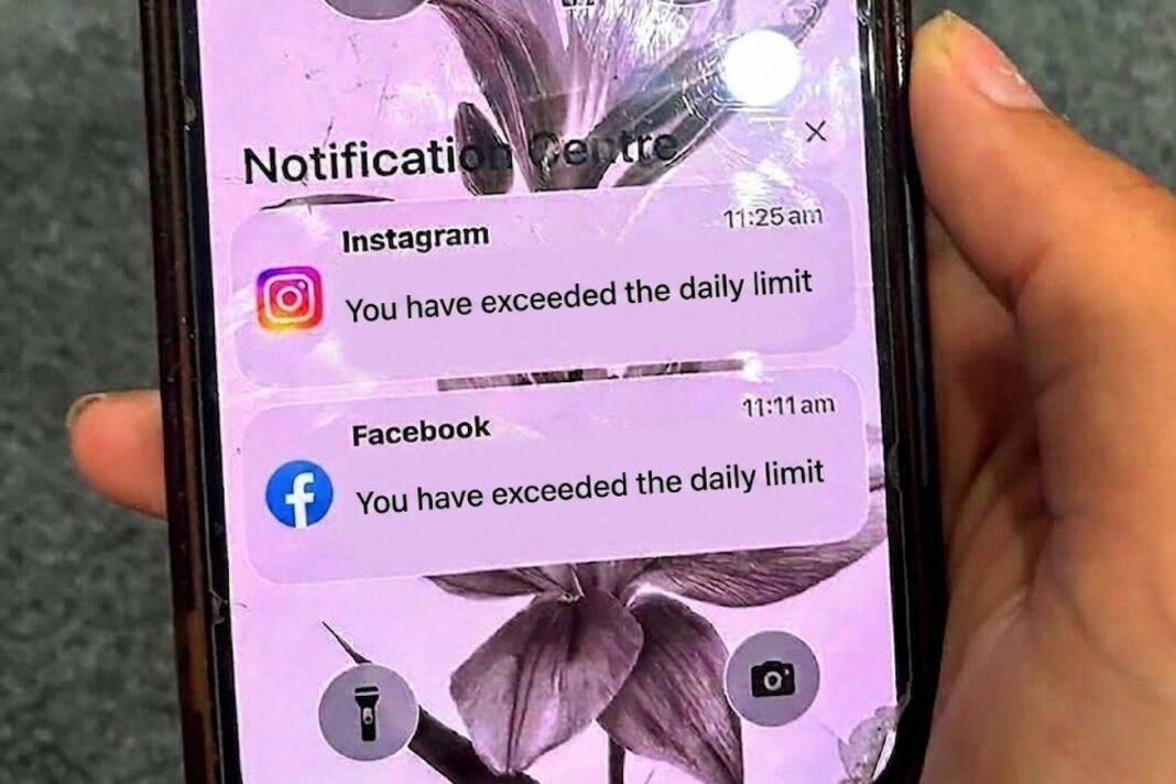 Logotipos de Instagram y Facebook sobre fondo azul