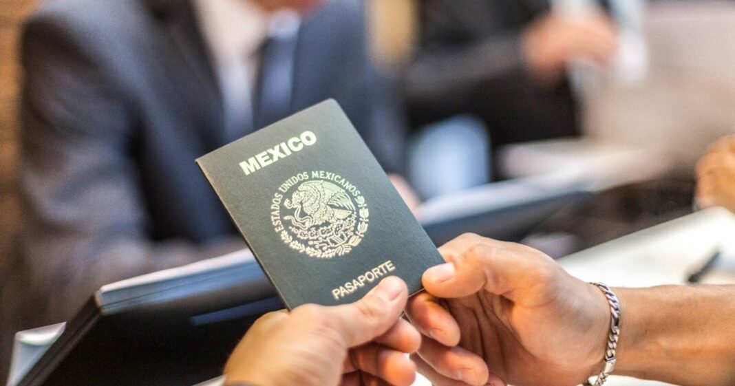 Pasaporte y documentos de viaje sobre una mesa