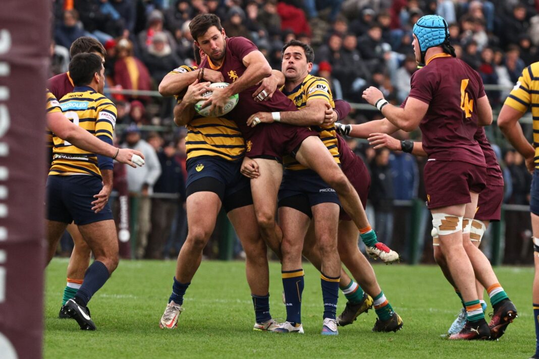 Jugadores de Newman celebrando un try durante el partido contra Regatas Bella Vista en Benavídez