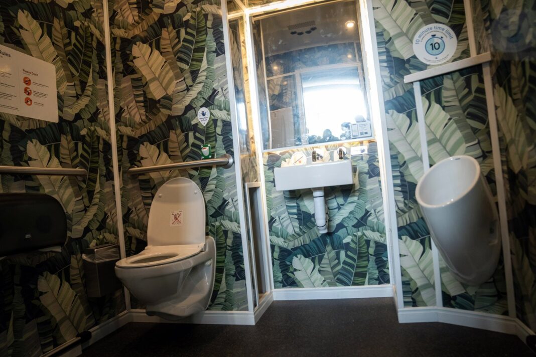 Baño público modular instalado en una plaza de Nueva York