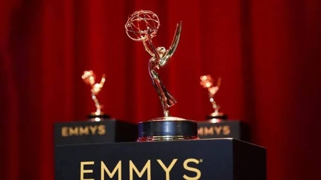 Estatuilla de los Premios Emmy sobre un fondo oscuro