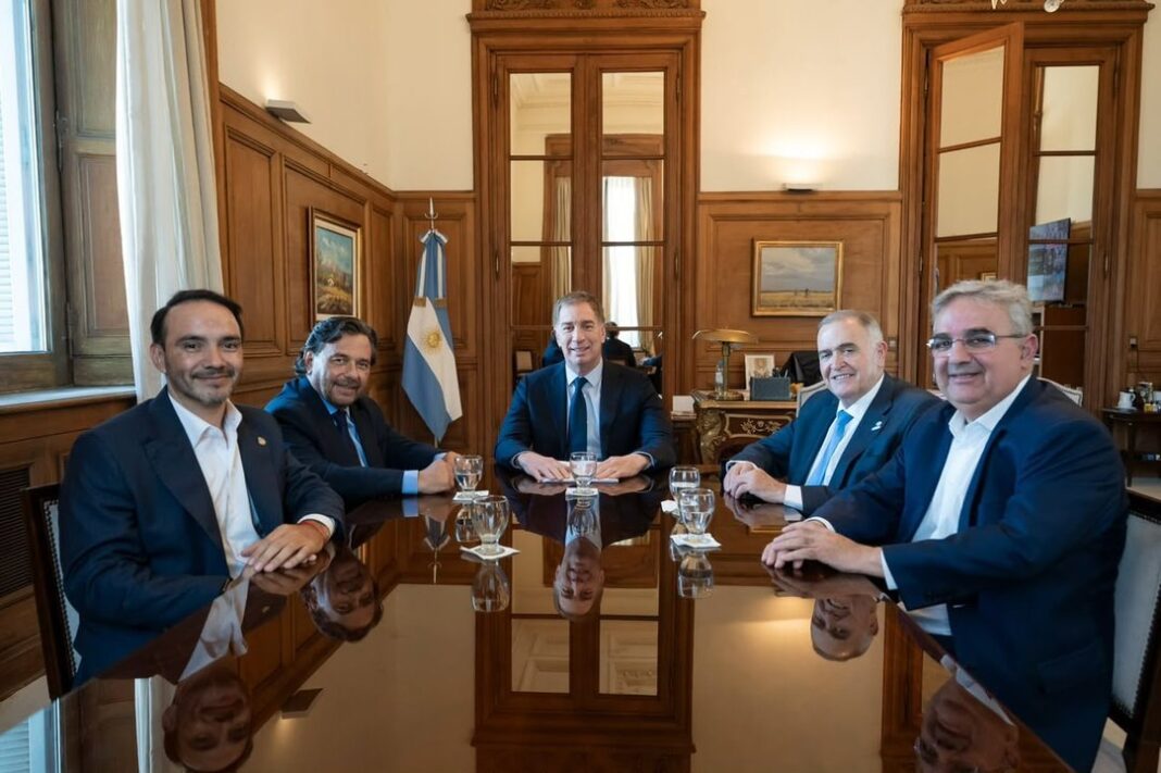 Gobernadores argentinos en reunión, con banderas de provincias de fondo
