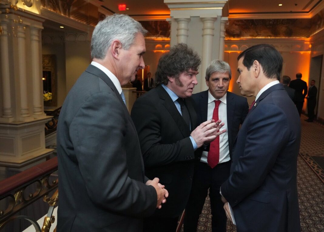 Luis Caputo, ministro de Economía de Argentina, en una reunión con inversores en Nueva York