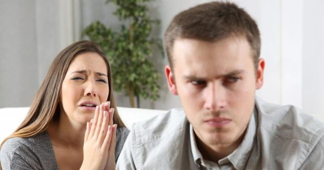 Persona adulta disculpándose en una conversación