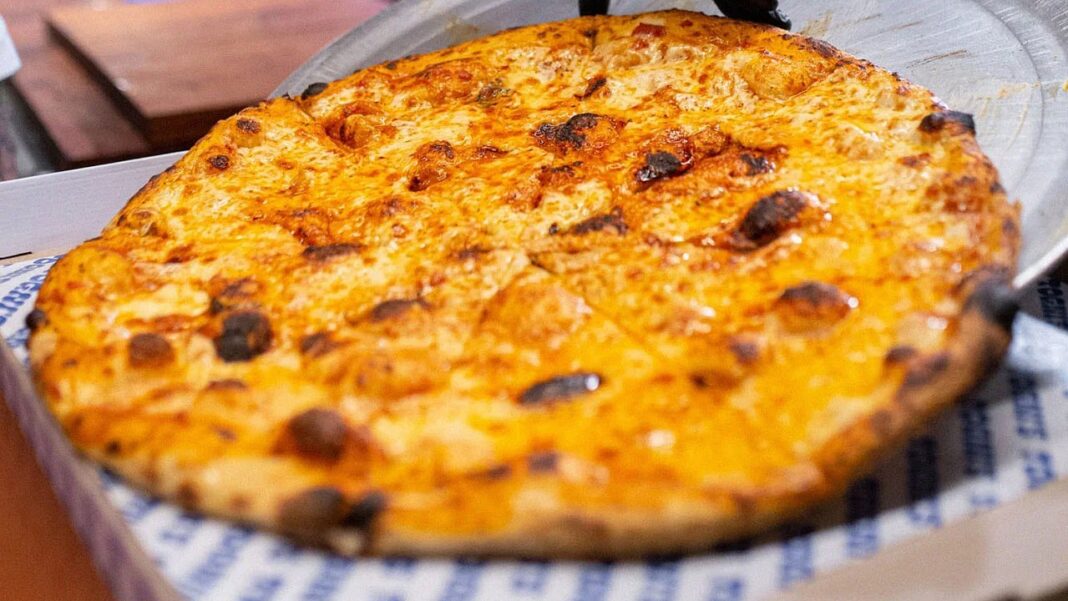 Pizza argentina en una pizzería de Buenos Aires