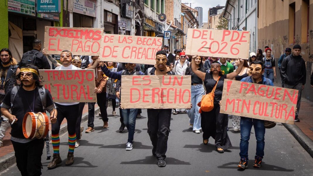 Artistas y trabajadores de la cultura protestan frente al Ministerio de las Culturas en Bogotá contra los recortes presupuestarios