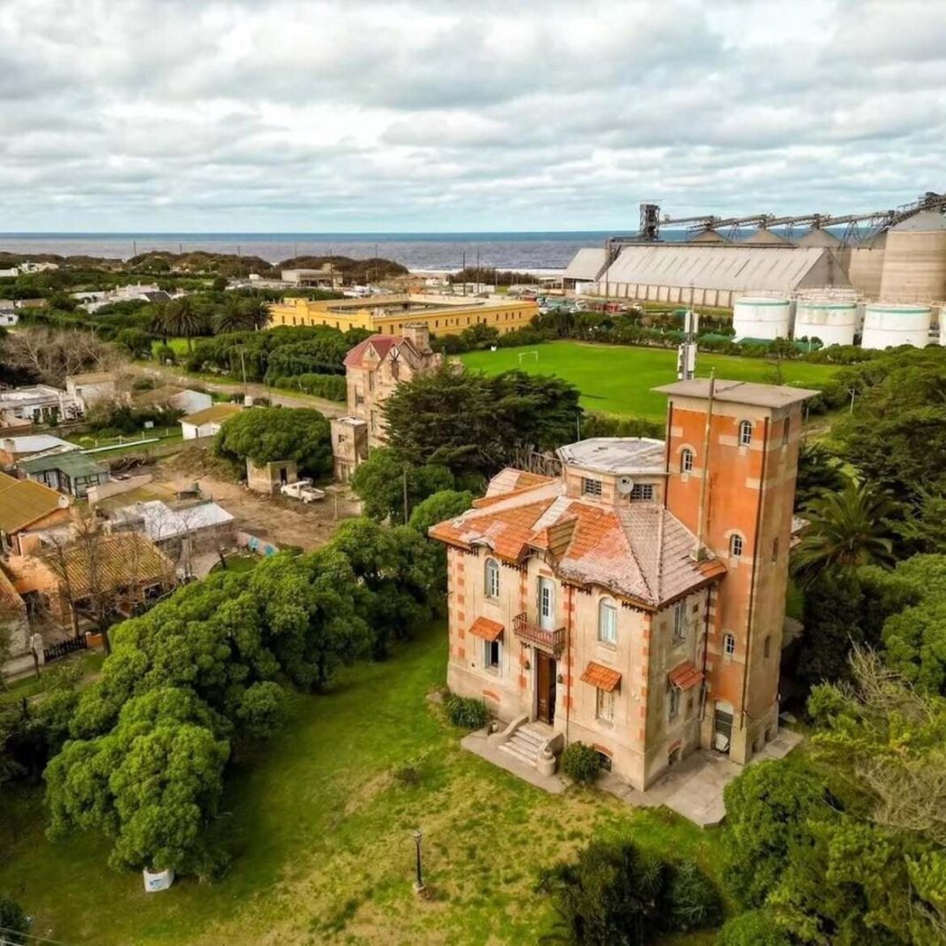 Fachada del Chalet Astelarra, conocido como el castillo Astelarra, en Quequén