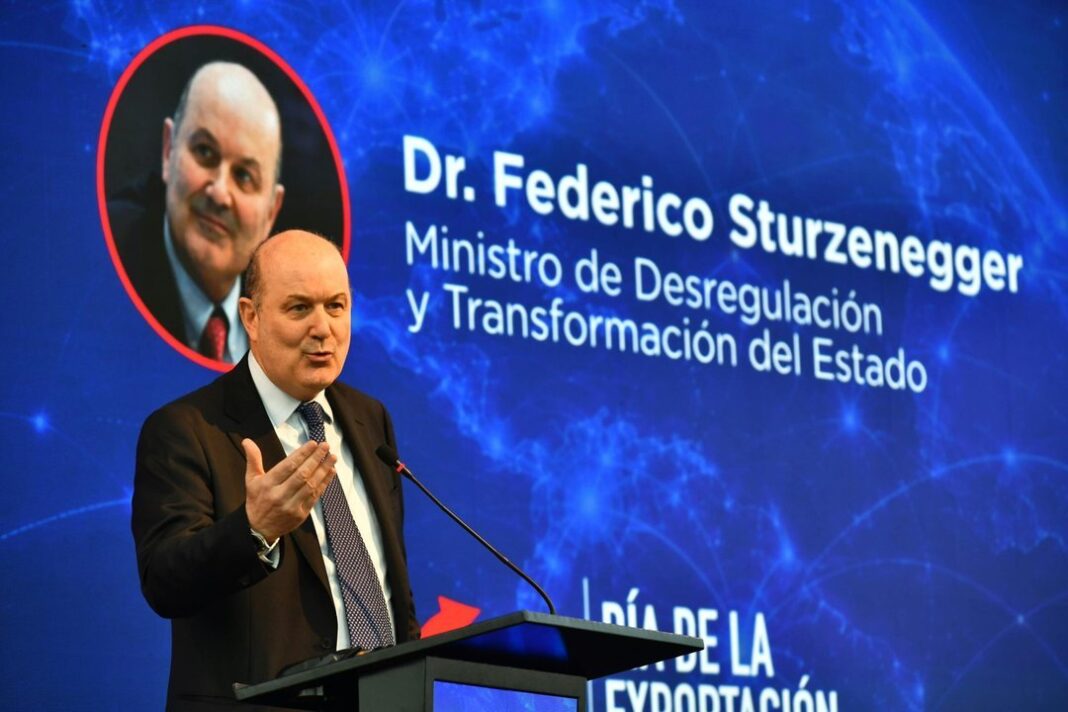 Federico Sturzenegger disertando en el evento por el Día de la Exportación