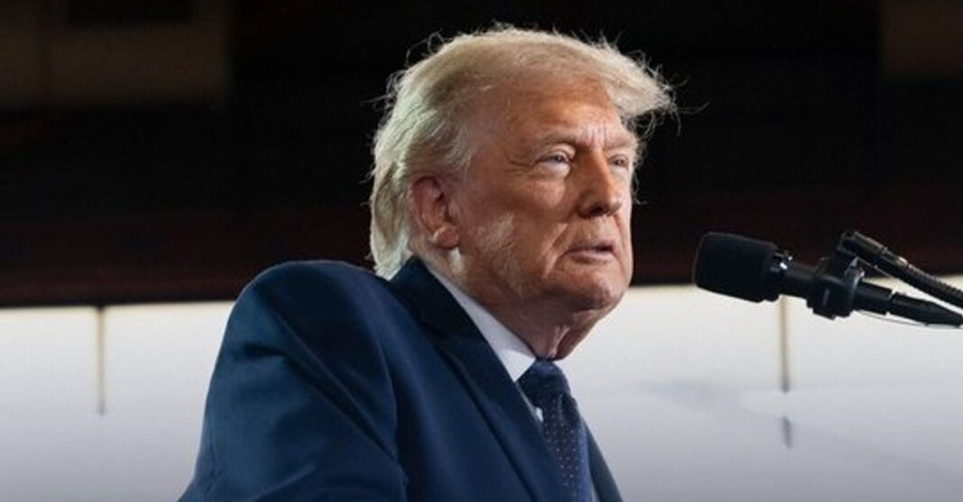 Donald Trump firmando una orden ejecutiva