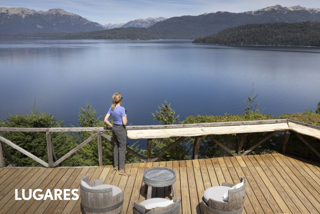 Vista panorámica de Villa La Angostura con el lago Nahuel Huapi y la cordillera de los Andes