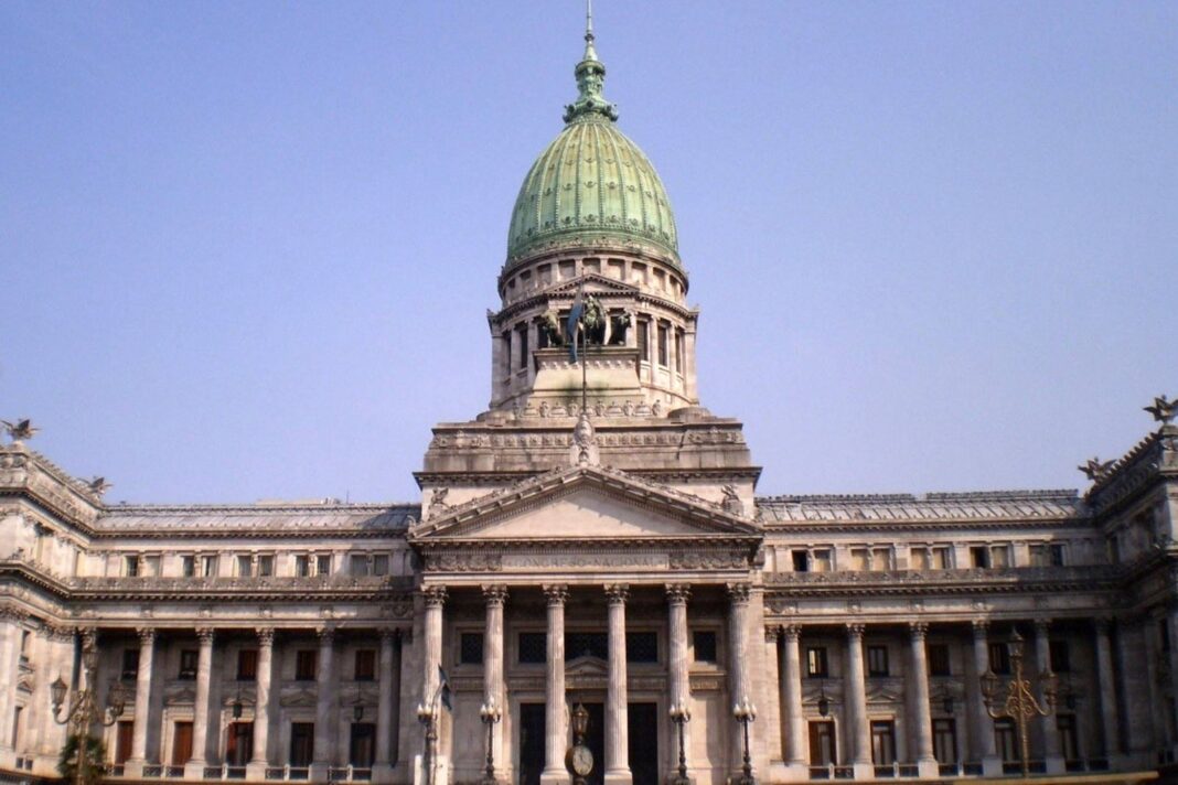 Sesión en el Congreso de la Nación Argentina con legisladores en sus bancas