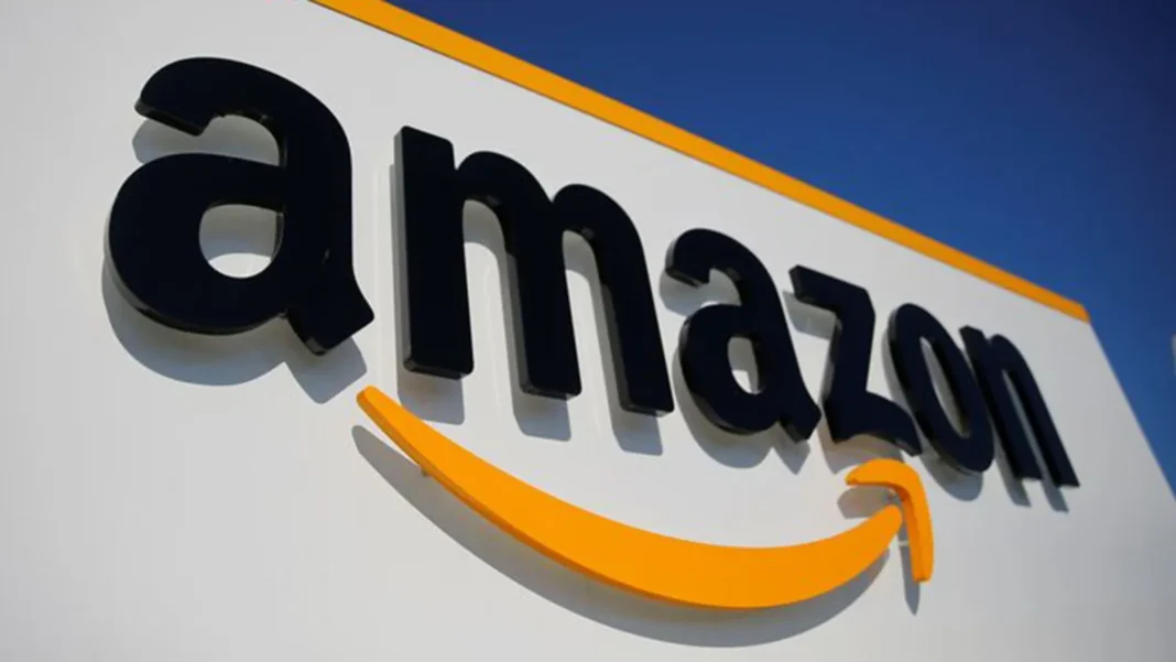 Centro de distribución de Amazon con trabajadores en la temporada navideña