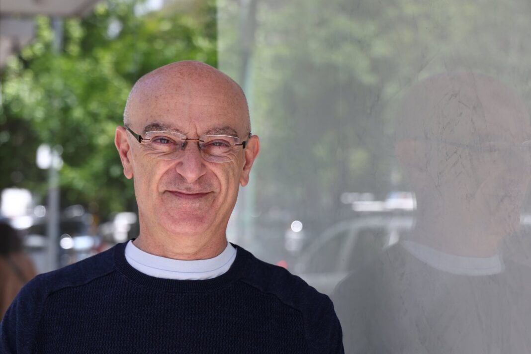 Andrés Hatum, profesor de la Universidad Torcuato Di Tella, durante una exposición sobre carreras profesionales.
