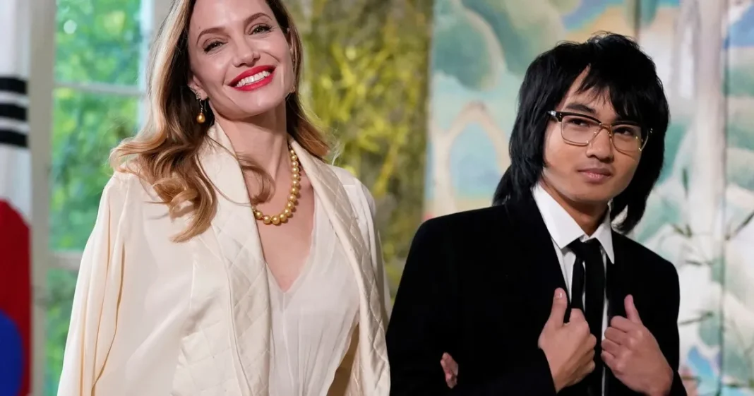 Angelina Jolie en un bosque de Camboya