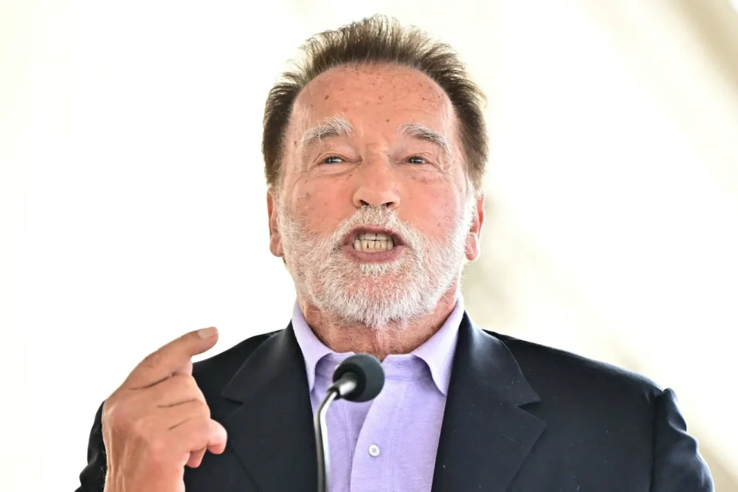 Arnold Schwarzenegger hablando sobre energía nuclear en California