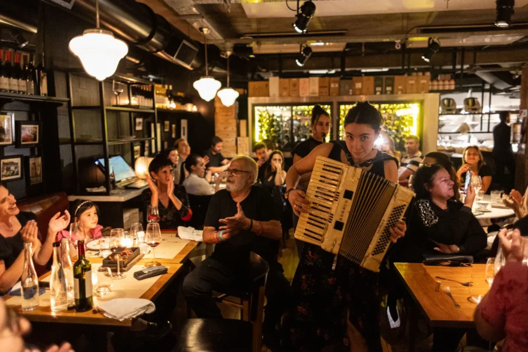 Interior de un restaurante de cocina judía en Buenos Aires
