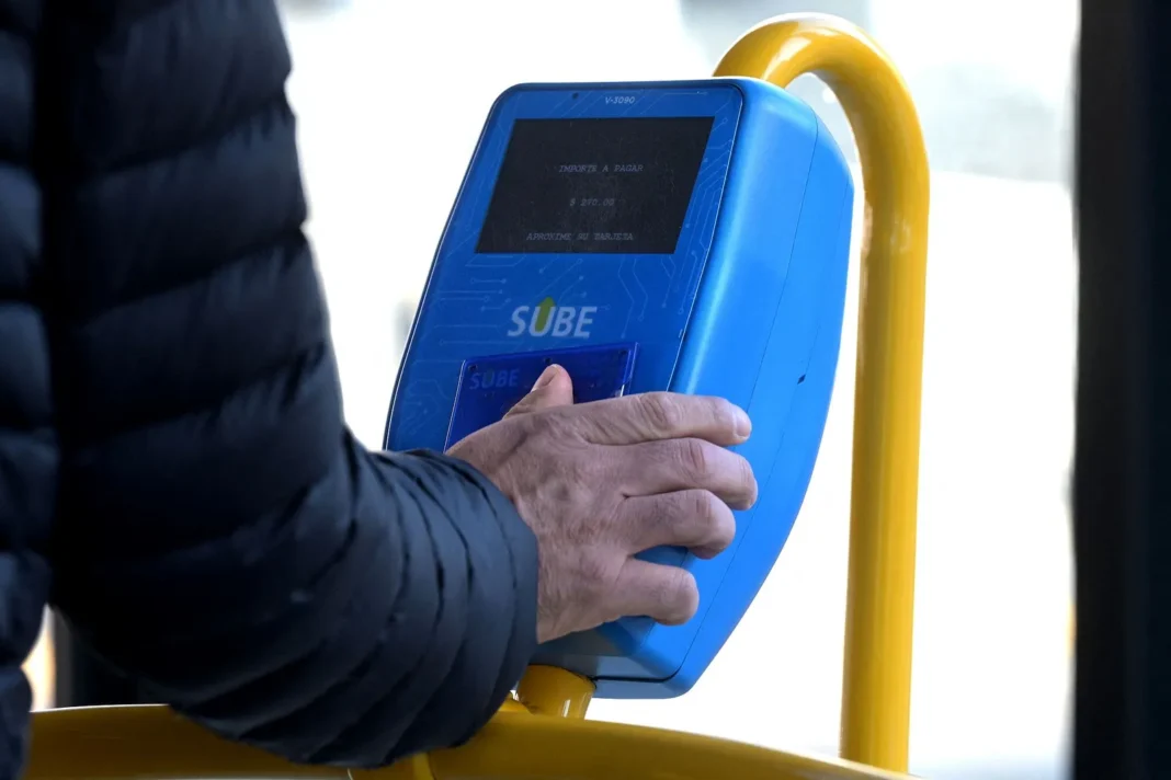 Usuario pasando la tarjeta SUBE en un colectivo de Buenos Aires