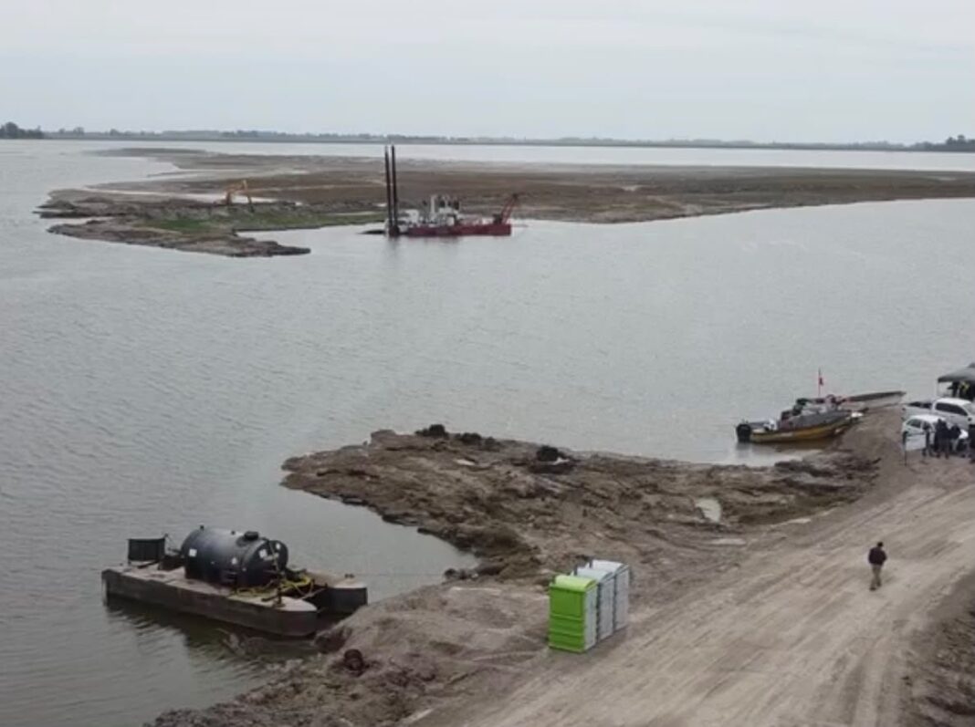 Vista de una draga trabajando en el río Salado
