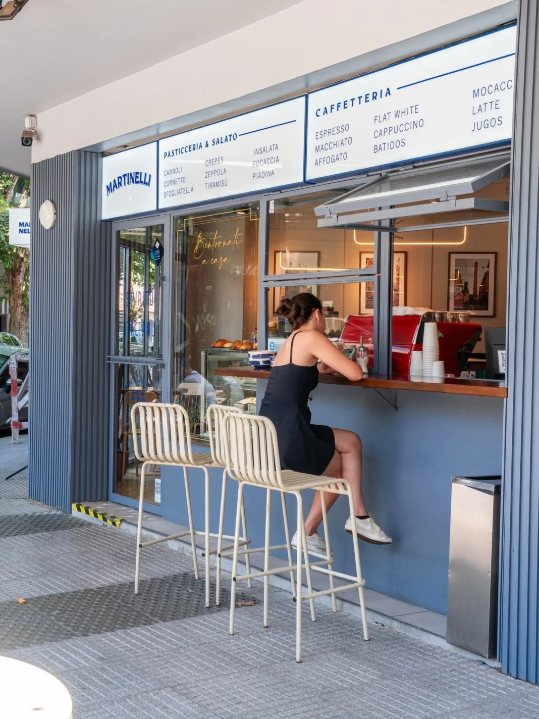 Vista de la avenida Honorio Pueyrredón con árboles y locales gastronómicos