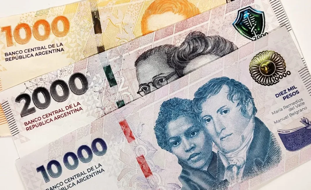 Empleados con salario registrado del Banco Provincia revisando sus cuentas sueldo