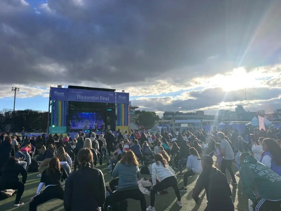 Asistentes al Bienestar Fest en el Hipódromo de Palermo durante una actividad de meditación