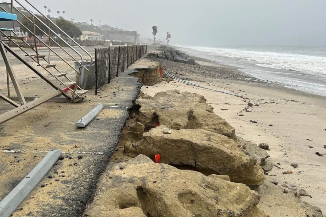 Vista de la costa de California con estructuras de protección contra el oleaje