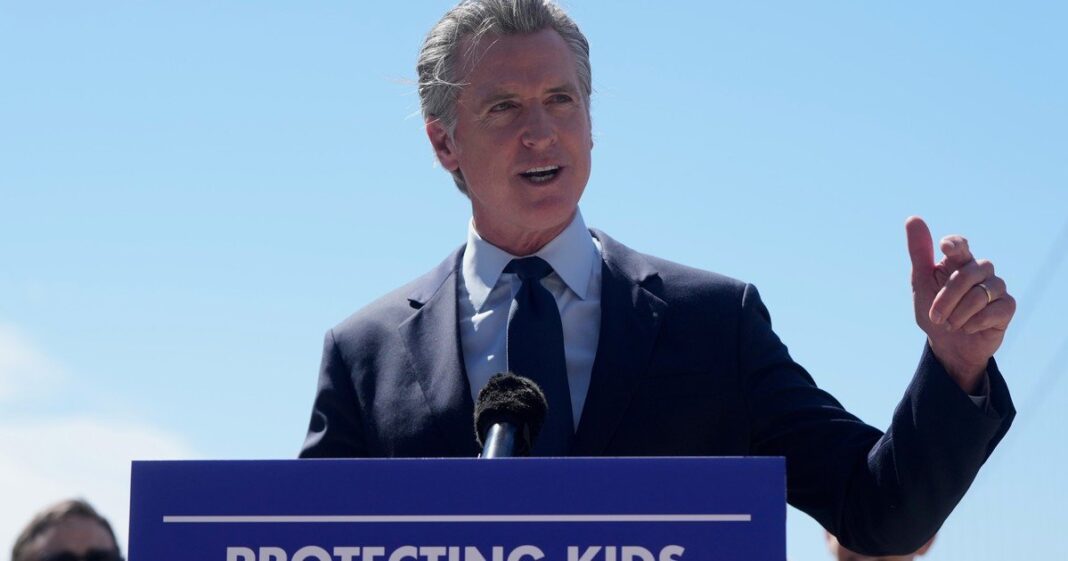 Gobernador de California, Gavin Newsom, durante un anuncio oficial