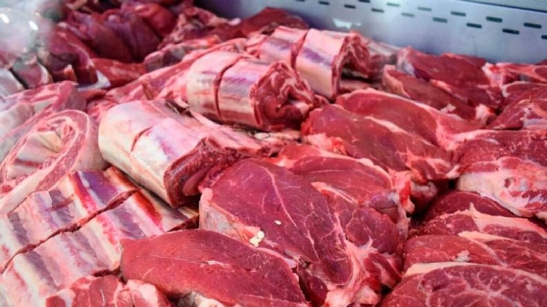 Interior de una carnicería de barrio con cortes de carne vacuna y pollo en exhibición