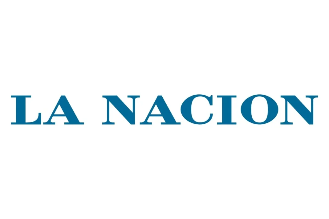 Texto de cartas de lectores con fondo de periódico