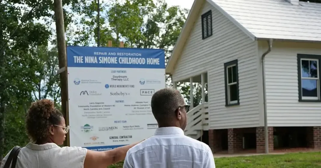 Fachada de la casa de madera de tres habitaciones en Tryon, Carolina del Norte, donde nació Nina Simone