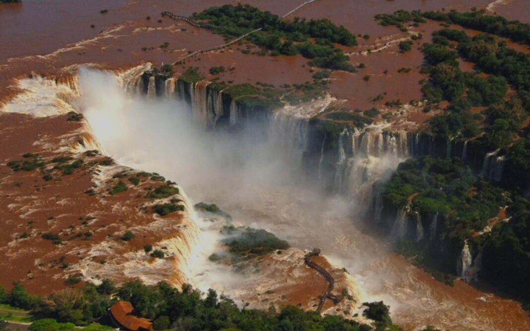 Vista del circuito Garganta del Diablo en las Cataratas del Iguazú