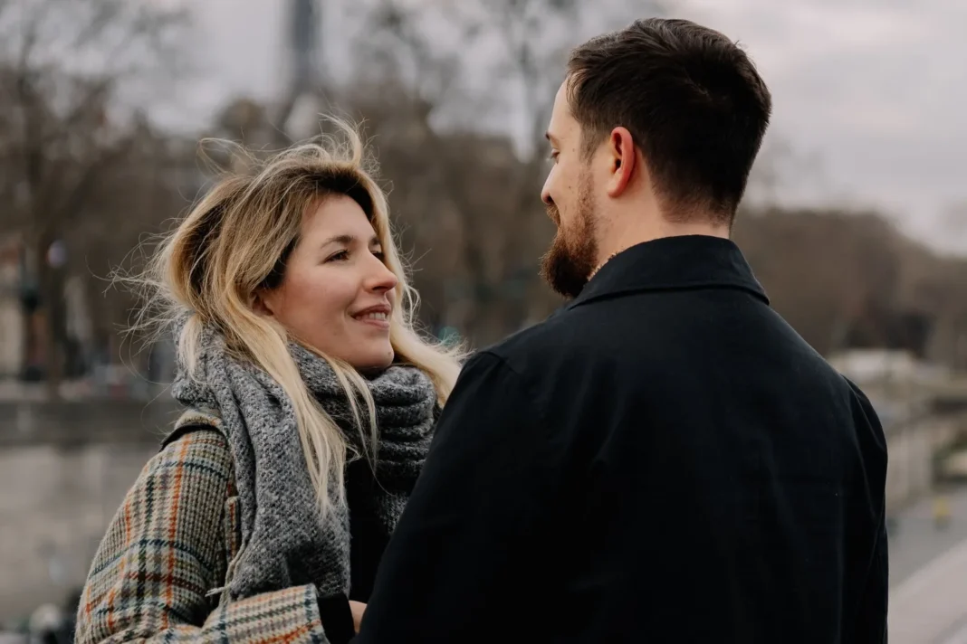 Pareja separada por la distancia emocional, con fondo de City Bell y París