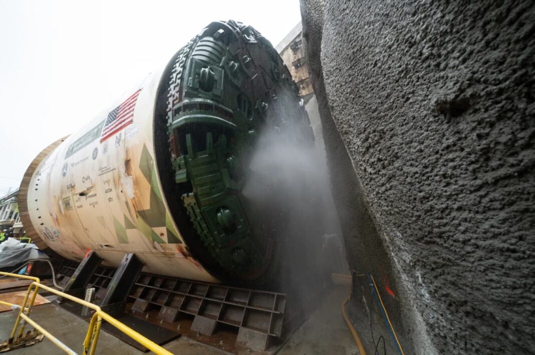 Excavadora de 1.680 toneladas en el inicio de las excavaciones del túnel del río Hudson en North Bergen, Nueva Jersey