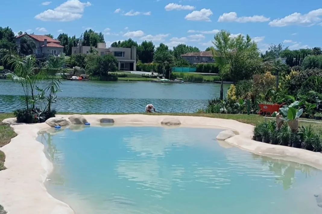 Piscina en construcción con estructura de hormigón y equipamiento