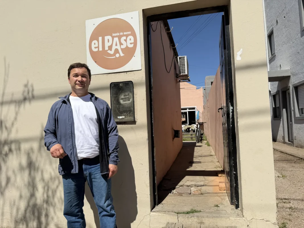 Martín Herrero, fundador de El Pase, junto a personas privadas de libertad en el taller de fabricación de pelotas