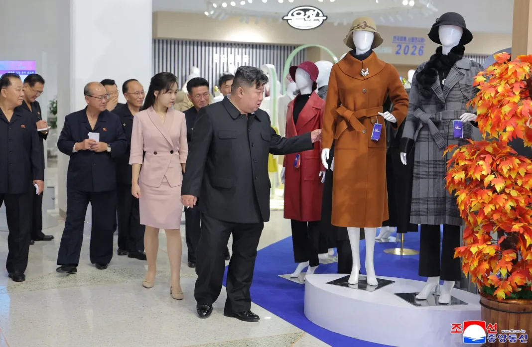 Kim Jong-un junto a su hija durante una visita a una exposición en Pyongyang difundida por medios estatales norcoreanos