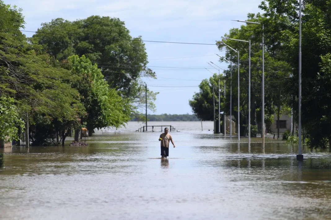 Viviendas inundadas por la crecida del río Paraná en la localidad de Itatí, Corrientes