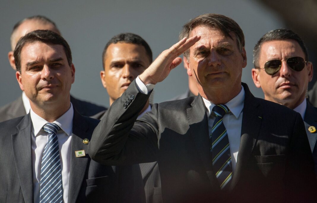Flavio Bolsonaro durante un acto de campaña en Brasil