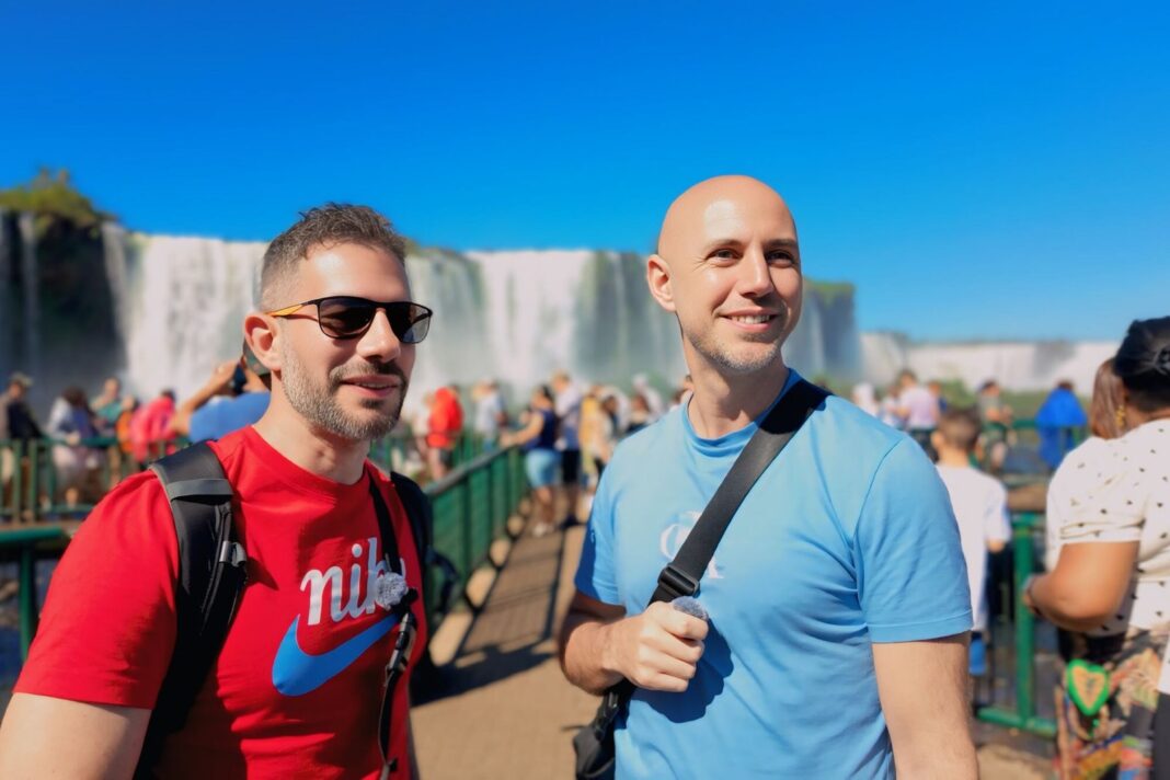Javier Sarrelli y Nicolás, creadores de Exploranding, documentando paisajes argentinos