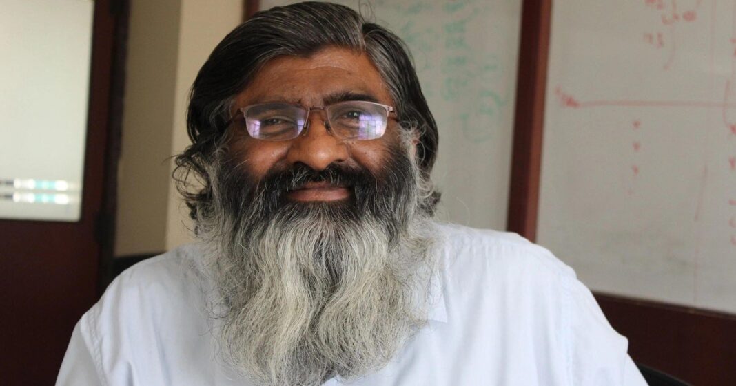Shashi Kumar, fundador de Akshayakalpa Organic, en una granja en Tiptur, India.