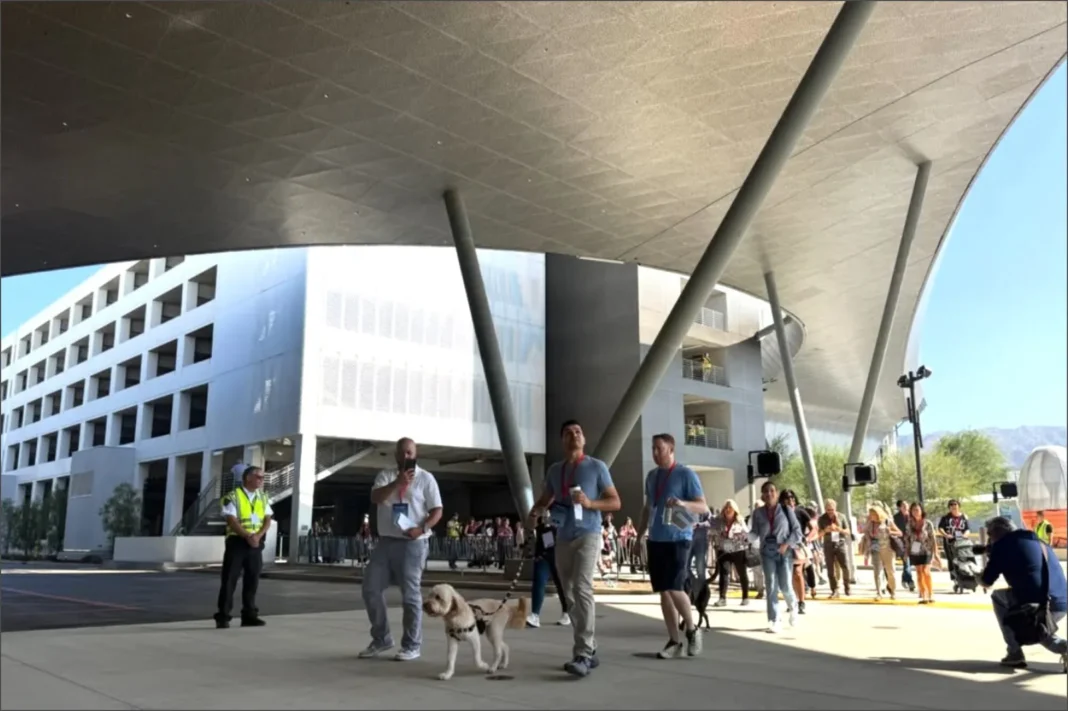 Nueva terminal del Aeropuerto Hollywood Burbank con pasajeros y aviones en plataforma