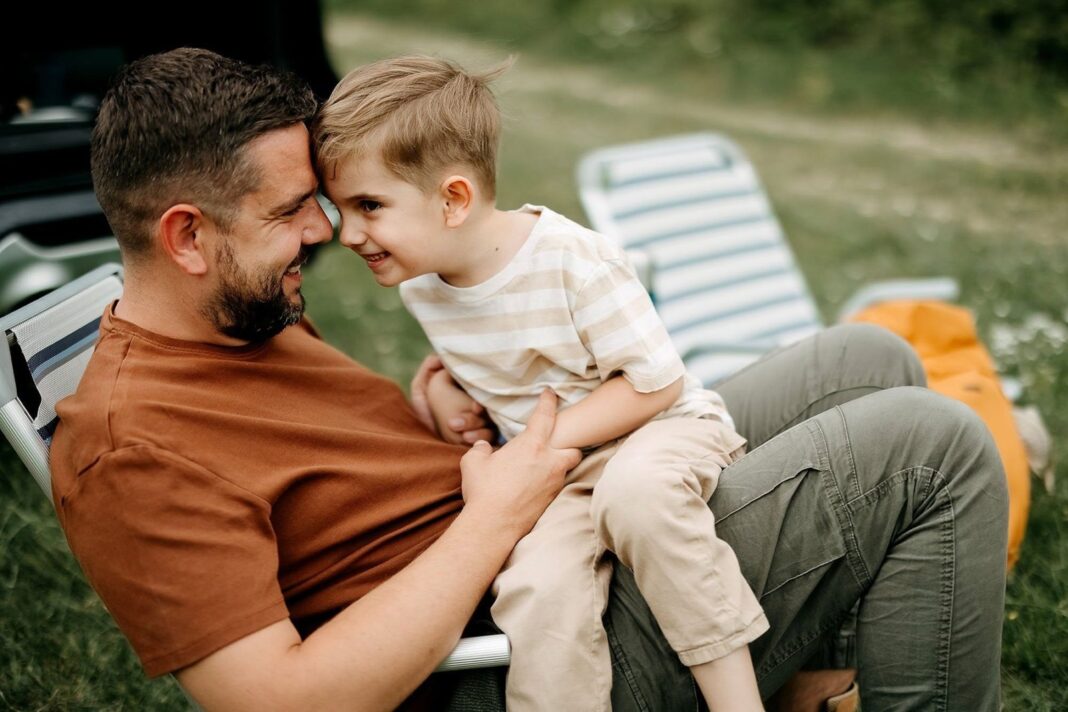 Padre sosteniendo a su hijo en brazos