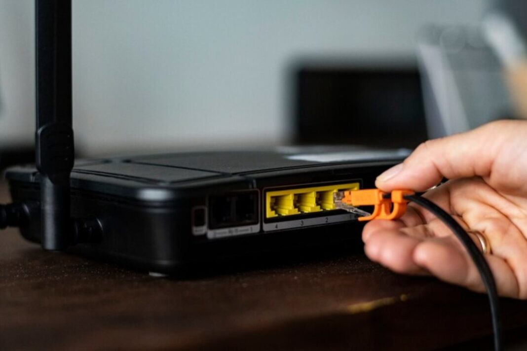 Router inalámbrico ubicado en un espacio abierto y elevado
