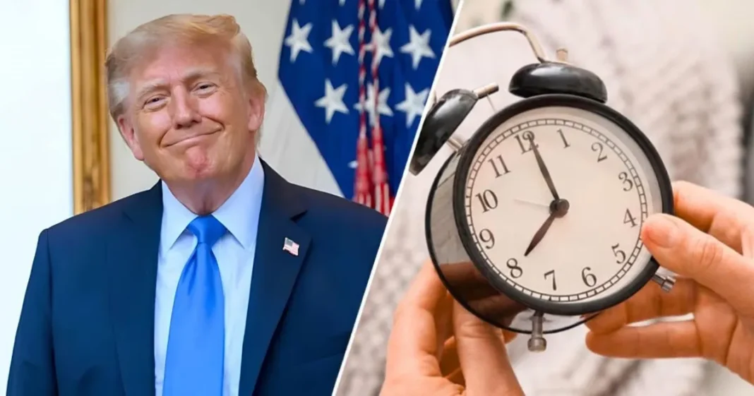 Reloj analógico marcando las 2:00 en una pared, con fondo de paisaje urbano